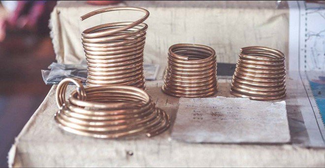 Các bé gái sẽ được đeo những chiếc vòng cổ đầu tiên từ khi khoảng 2 tuổi đến 5 tuổi. Cứ mỗi năm qua đi, số lượng vòng sẽ tăng lên. Do vậy, phần cổ này có thể dài đến 40 cm, với trọng lượng vòng gần 16 kg.